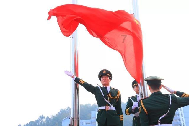 男子与女孩因座位发生冲突，妈妈霸气护女：你凭什么打我女儿